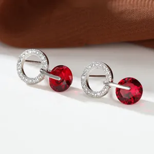 Détails de boucles d'oreilles créoles en argent avec zircon rouge facetté et micro-pavé