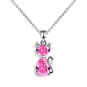 Détail du pendentif chat en argent S925 avec cristaux roses en forme de cœur