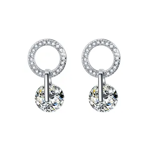 Détail de boucles d'oreilles pendantes en zircone avec anneaux argentés pavés