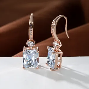 Primer plano de pendientes de oro rosa con circonita rectangular y engaste micro-pavé