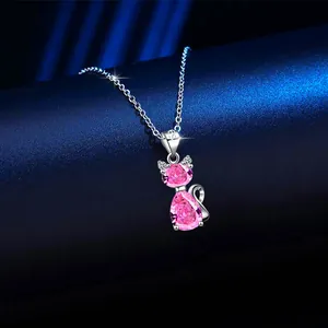Vue macro du pendentif chat en argent S925 avec cristaux roses et gravure précise