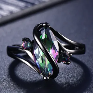 Elegante zwarte rhodium ring met marquise geslepen mystieke topaas en S-vormig ontwerp