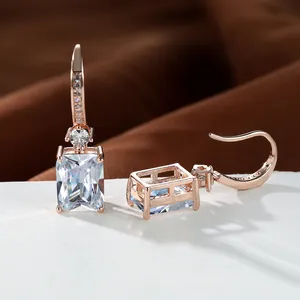 Detalle macro de pendientes de oro rosa con circonitas de corte rectangular fino
