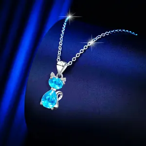 Détail du poinçon S925 sur pendentif chat en argent avec cristaux en cœur bleus
