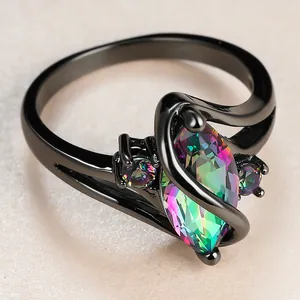 Elegante zwart goud S-vormige ring met marquise-geslepen regenboogsteen en kristallen