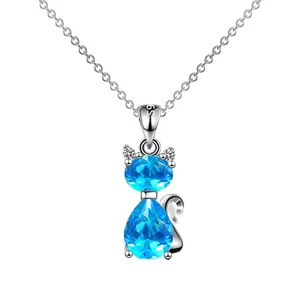 Collier chat en argent avec cœur en cristal bleu et gravure S925 sur fond blanc pur