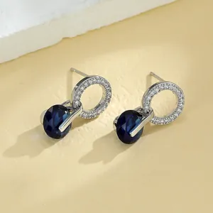 Boucles d'oreilles argentées avec saphir bleu ovale et pierres de zircon blanc