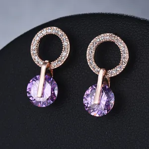 Boucles d'oreilles or rose élégantes avec zircon violet rond et cristaux blancs