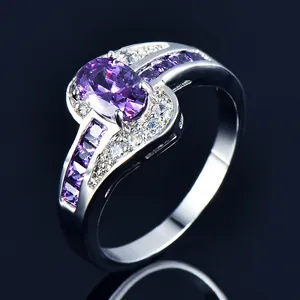 Anello elegante in oro bianco con gemma ovale viola e accenti di diamanti pavé