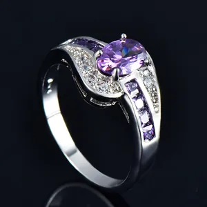 Macro di anello in argento con gemma viola ovale e pavé di diamanti laterali