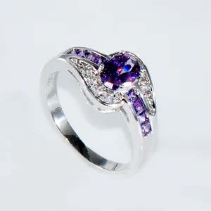 Elegante anello in argento S925 con gemma viola ovale e pavé di diamanti bianchi