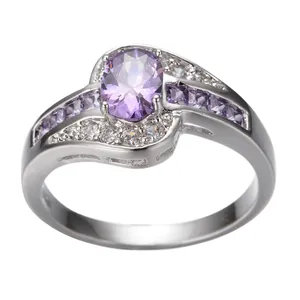 Anello in argento lucido con gemma rosa ovale e micro-pavé di zirconi scintillanti
