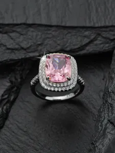 Makroaufnahme: Ring mit rosa Schmuckstein im Kissenschliff und doppeltem Diamant-Halo