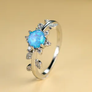 Vue détaillée d'une bague feuille en argent avec opale bleue et accents de zircon blanc