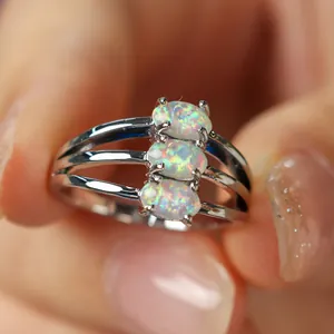 Vue macro de la bague en argent à trois couches avec trois pierres d'opale