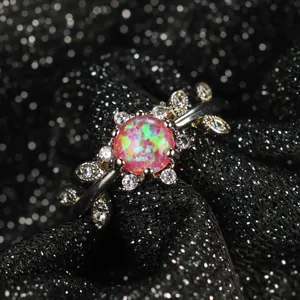 Macro d'une bague en argent avec opale rose et détails de feuilles en oxyde de zirconium