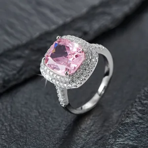 Eleganter silberner Ring mit quadratischem rosa Edelstein und Halo-Diamanten