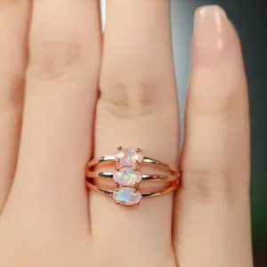 Bague opale ovale à trois pierres en or rose avec un design unique à trois couches ajourées