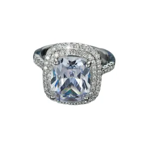 Eleganter Ring mit Kissen-Schliff und doppelter Diamant-Einfassung auf Silberband