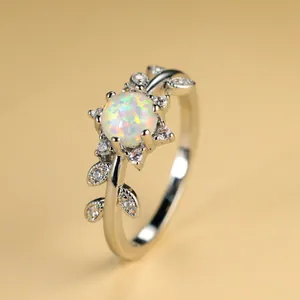 Détail macro de bague feuille en argent avec opale à six griffes et zircons fins