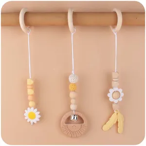 Set di 3 giocattoli pendenti per palestrina neonato con margherita in silicone e sonaglio