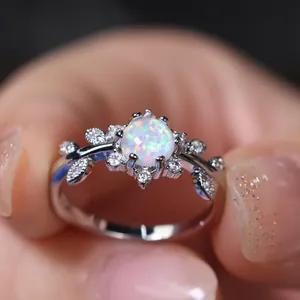Bague élégante en argent en forme de feuille avec opale blanche et oxydes de zirconium