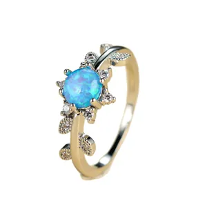 Bague dorée en forme de feuille avec opale bleue et oxydes de zirconium
