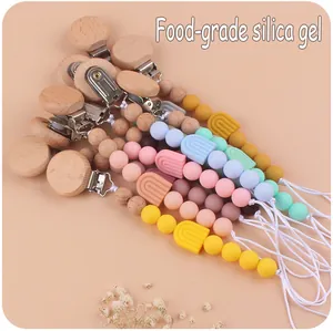 Détail de billes en silicone alimentaire coloré et attache-tétine motif arc-en-ciel