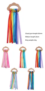 Wolk bijtring van beukenhout met 26cm gekleurde linten en belletje details