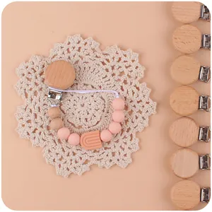 Détail de l'attache-tétine en bois de hêtre, perles en silicone et pendentif arc-en-ciel