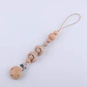 Détail de l'attache-tétine en bois et silicone avec perles en bois de hêtre naturel