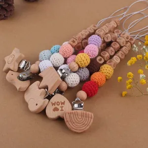 Attache-tétine en bois fait main avec perles au crochet et gravure I love Mom pour bébé