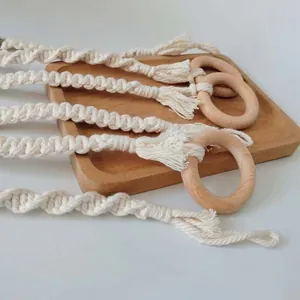 Attache-tétine bohème en coton tressé avec anneau en bois naturel de style épuré