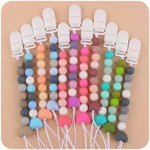 Selezione di catenelle per ciuccio in silicone colorato con perline a cuore in 11 diversi stili