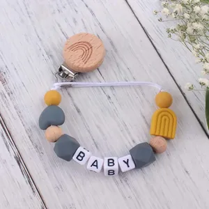 Detailaufnahme der Schnullerkette mit Silikon-Beißperlen und BABY-Buchstabenperlen