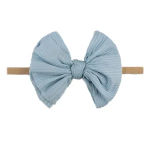 Bandeau bébé souple avec nœud côtelé bleu clair sur élastique couleur peau doux