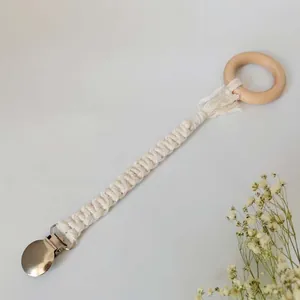 Détail de l'attache-tétine tressée à la main en coton avec anneau en bois et clip métal