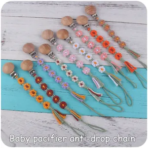 Gros plan d'attaches-sucettes fleurs au crochet faites main en diverses couleurs pastel