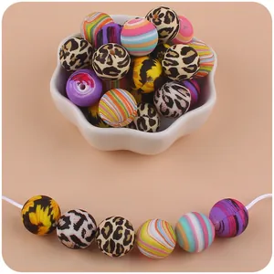 Macro-opname van 15mm siliconen kralen met luipaard- en zonnebloempatroon voor DIY sieraden