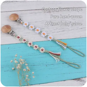 Détails d'attaches-tétines tissées main en coton avec bois de hêtre et fleurs au crochet