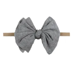 Bandeau bébé doux avec un grand nœud en maille grise et bande en nylon élastique
