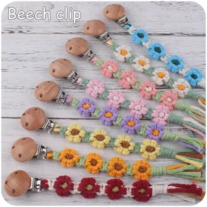Details handgefertigter Schnullerketten aus Baumwollblüten mit Naturholz-Buchenclips