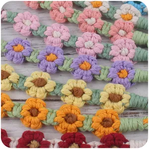 Detailaufnahme der handgehäkelten Blumen-Schnullerkette mit Buchenholz und Baumwolle
