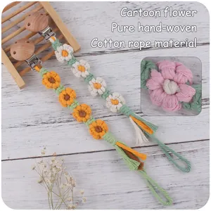 Detailaufnahme der handgewebten Schnullerkette aus Baumwolle mit Blumenakzenten