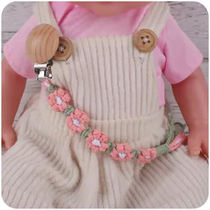 Détail de l'attache-tétine fleur au crochet avec bois de hêtre et pince métallique