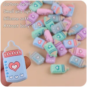 Primer plano del colgante de biberón de silicona suave azul con corazón y acabado mate