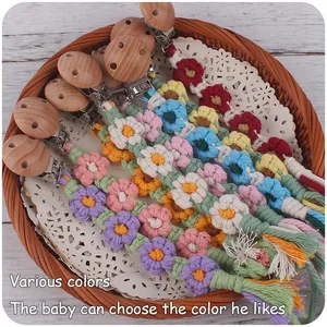 Detail der bunten handgeflochtenen Baumwoll-Schnullerketten mit Buchenholz und Blumenmustern