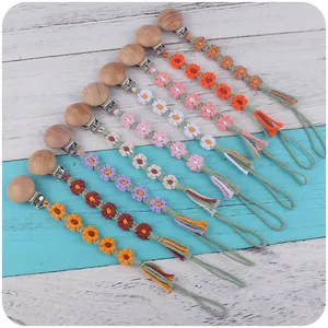 Attache-tétines faits main en bois de hêtre et fleurs au crochet multicolores