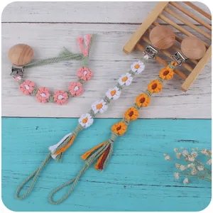 Attache-tétine en hêtre fait main avec fleurs au crochet et pompons à franges