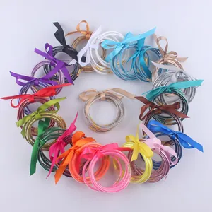 Set di bracciali glitterati in silicone con nastri di seta colorati da donna